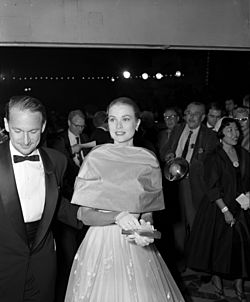 Archivo:Grace Kelly arriving at the 28th annual Academy Awards, 1956