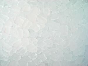 Archivo:Ice cubes for beverages - hollow cylinders