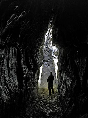 Archivo:Interior image of Oweynagat Cave,