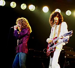 Archivo:Jimmy Page with Robert Plant 2 - Led Zeppelin - 1977