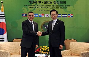Archivo:KOCIS Korea-El Salvador summit (4762443107)