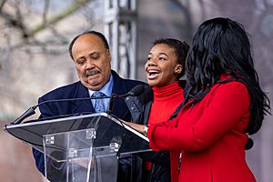 Archivo:Martin Luther King III and daughter Yolanda Renee King speak at the unveiling of "The Embrace" sculpture in Boston
