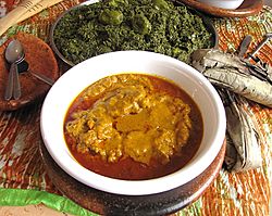 Archivo:Moambe - noix de palme sauce with chicken