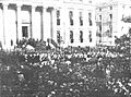 Momento de sacar el féretro de Práxedes Mateo Sagasta del congreso para colocarlo en la carroza fúnebre, de Compañy