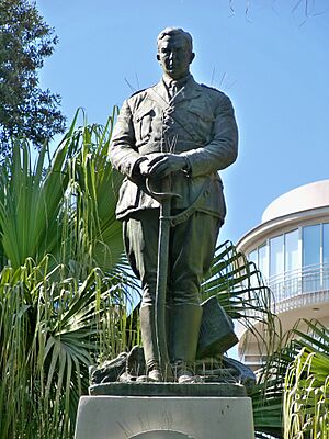Archivo:Monument to Commander Benitez and the Heroes of Igueriben, statue front view