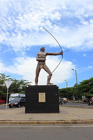Archivo:Monumento A La Raza