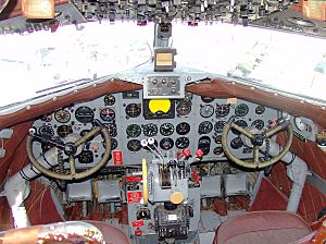 Archivo:N34---Douglas-DC3-Cockpit