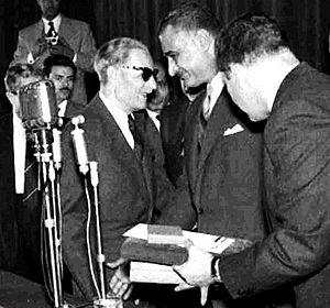 Archivo:Nasser and Taha Hussein, Nov 19 1959