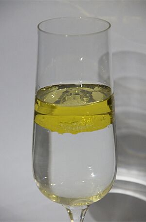 Archivo:Oil in water