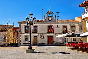 Archivo:Plaza del ayuntamiento en Navalperal de Pinares