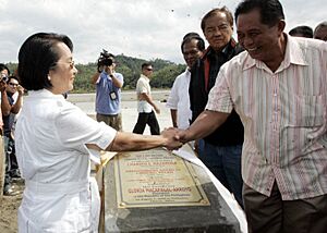 Archivo:President Gloria Macapagal-Arroyo shakes hands with Mayor of Libacao, Aklan Charito Navarosa