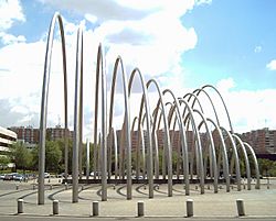 Archivo:Puerta de la Ilustración (A. Alfaro) Madrid 02