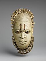 Archivo:Queen Mother Pendant Mask- Iyoba MET DP231460