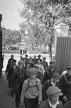 Archivo:RIAN archive 662758 Recruits entering Voroshilov Barracks