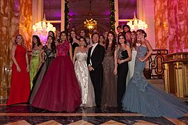 Archivo:Stephane Bern and the Debs 2011 at le bal des débutantes in Paris