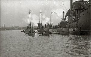 Archivo:Submarinos clase B y el buque de apoyo Kanguro en la bahía de Pasajes (1922)