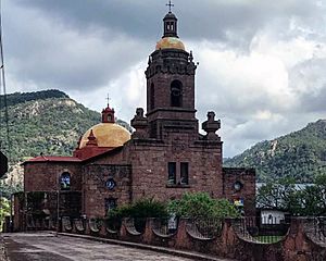 Templo de la Misión de Cerocahui.jpg