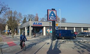 Archivo:The ALDI discount store at Rondabout of Olympians from Tomaszów, in Tomaszów Mazowiecki with a population of 60,000. The Łódź Voivodeship