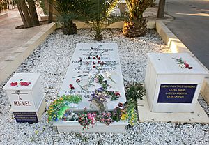 Archivo:Tumba de Miguel Hernández en el cementerio de Alicante, España