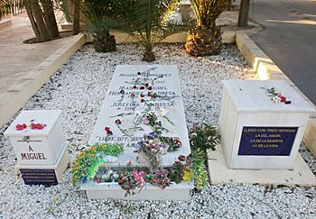 Archivo:Tumba de Miguel Hernández en el cementerio de Alicante, España