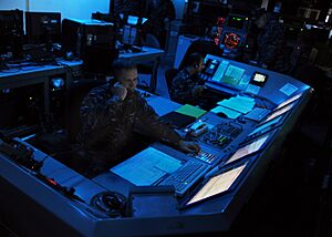 Archivo:US Navy 100913-N-4973M-012 Lt. j.g. Craig Mueller, from St. Louis, Mo., and Lt. j.g. Zach Decker, from Boulder, Co., monitor the defense systems ab