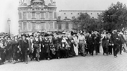 Archivo:Womens suffrage demonstration in Paris on 5 July 1914 - Le Figaro
