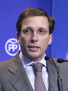 (José Luis Martínez-Almeida). Pablo Casado asiste a la tradicional cena de Navidad del PP de Madrid. (45487287025). Diciembre de 2018 (cropped).jpg