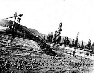 Archivo:Бакинские нефтепромыслы в засыпанной бухте Ильича (Биби-Эйбат)