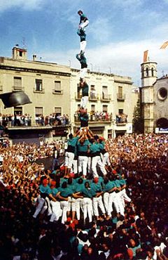 Archivo:1er pilar de 8 amb folre i manilles carregat del segle XX Castellers de Vilafranca