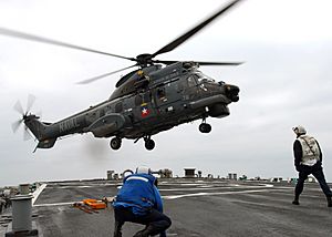 Archivo:A Chilean Navy SH-32 Super Puma helicopter landing onUSS Mitscher (DDG 57)