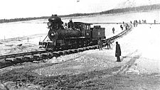Archivo:Alaska Railroad engine crossing the Tanana River on the ice at Nenana just prior to completion of the railroad