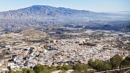 Vista de Alhama de Almería con la Sierra Alhamilla al fondo