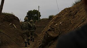Archivo:Azerbaijani soldiers fighting in Karabakh in trenches, 2023 (1)