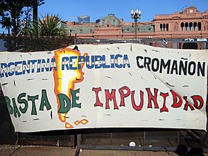 Archivo:Bandera 'Basta de Impunidad' - República Cromagnon