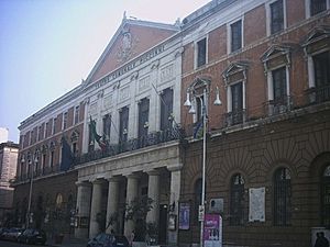 Archivo:Bari teatro piccinni