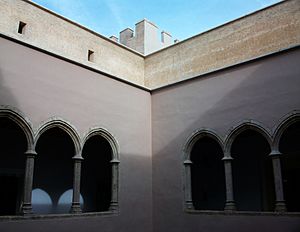 Archivo:Castell d'Alaquàs, segon pis del pati