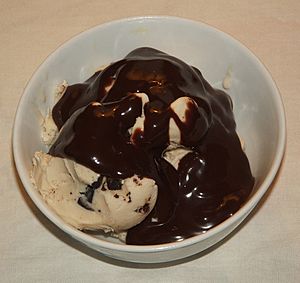 Archivo:Chocolate syrup topping on ice cream