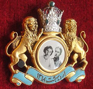 Archivo:Commemoration Medallion of Marriage of Mohammad Reza Shah Pahlavi and Princess Fawzia of Egypt - March 1939