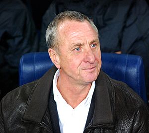 Archivo:Cruyff a la banqueta del Camp Nou