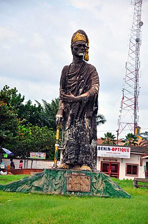 Archivo:DEGAN Gabin ( the statue of king TOFFA )