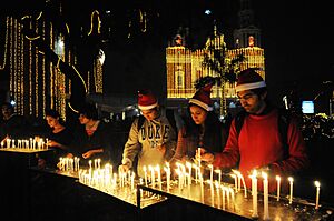 Archivo:Devotees lighting the candles and pray at the Sacred Heart Cathedral, on the eve of Christmas, in New Delhi on December 24, 2010