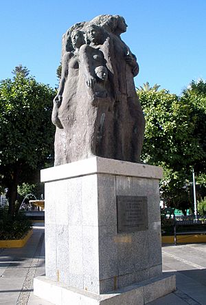 Archivo:Dos Hermanas - Plaza de la Constitución, Monumento a Juan Carlos I (1) 01