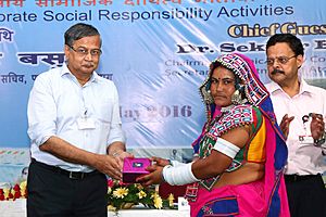 Archivo:Dr. Sekhar Basu Distributing Led Bulbs at Hyderabad