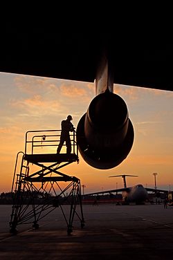 Archivo:Engine check at a TF 39 Engine of an C-5 Galaxy
