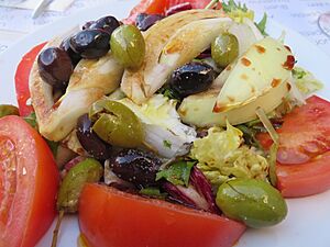 Archivo:Ensalada fresca de tomate, cebolla, lechuga y aceitunas