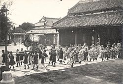 Archivo:Enthronement of Emperor Bảo Đại 010
