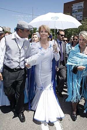 Archivo:Esperanza Aguirre en las fiestas de San Isidro en Madrid (5)