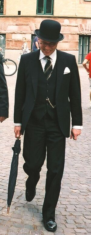Archivo:Gentleman in bowler