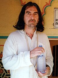 Archivo:George Harrison Vrindavan (cropped)