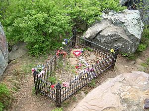 Archivo:Grave of Petit Jean